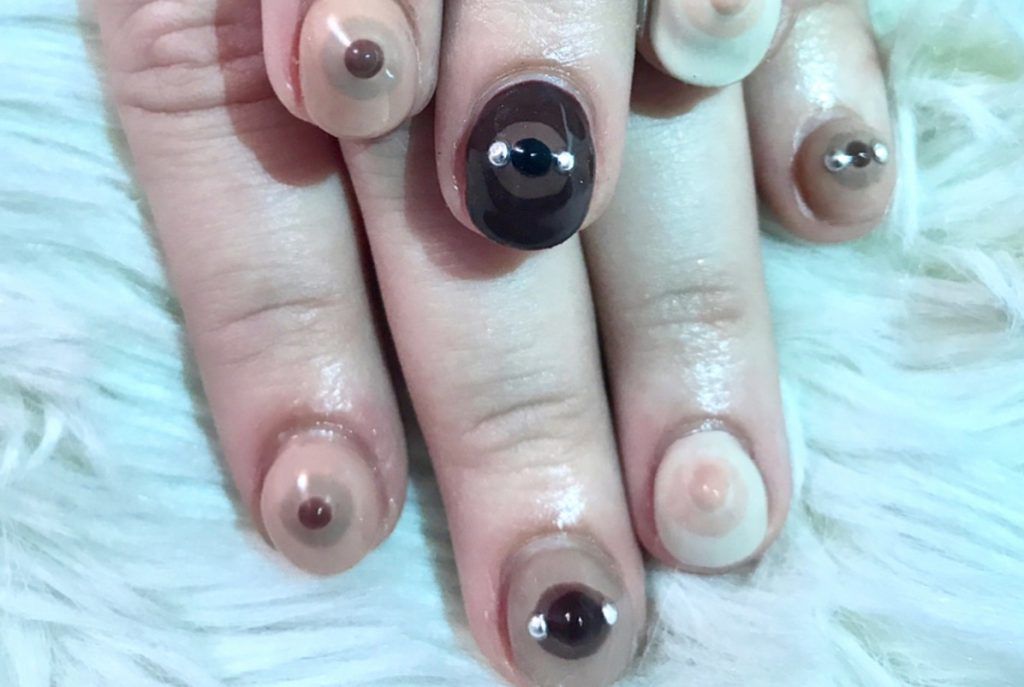 Pechos con piercings nails arts